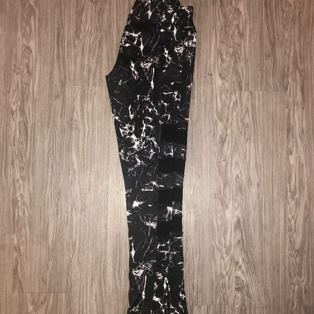 Black marble print leggings